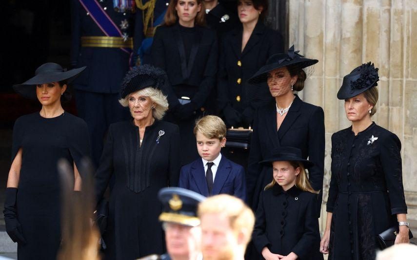 Princesa Charlotte chora em homenagem discreta no funeral de Isabel II