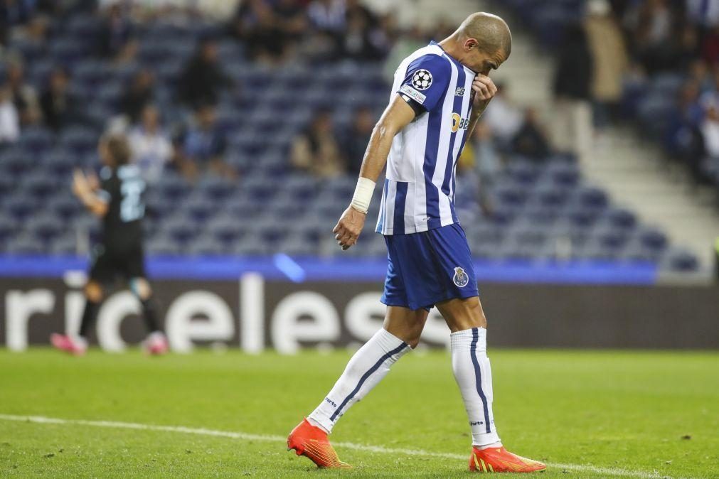 Pepe tem entorse grave no joelho e deve falhar jogo com o Benfica