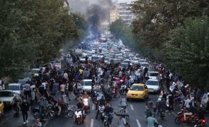 Oito mortos em protestos pela morte de mulher detida pela polícia no Irão