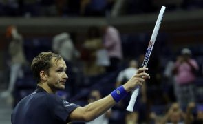 Tenista suíço Stan Wawrinka elimina Daniil Medvedev no torneio de Metz