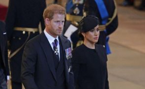 Saiba por que ficaram Meghan e Harry sentados em segunda fila no funeral de Isabel II