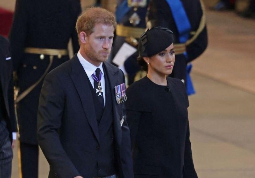Saiba por que ficaram Meghan e Harry sentados em segunda fila no funeral de Isabel II