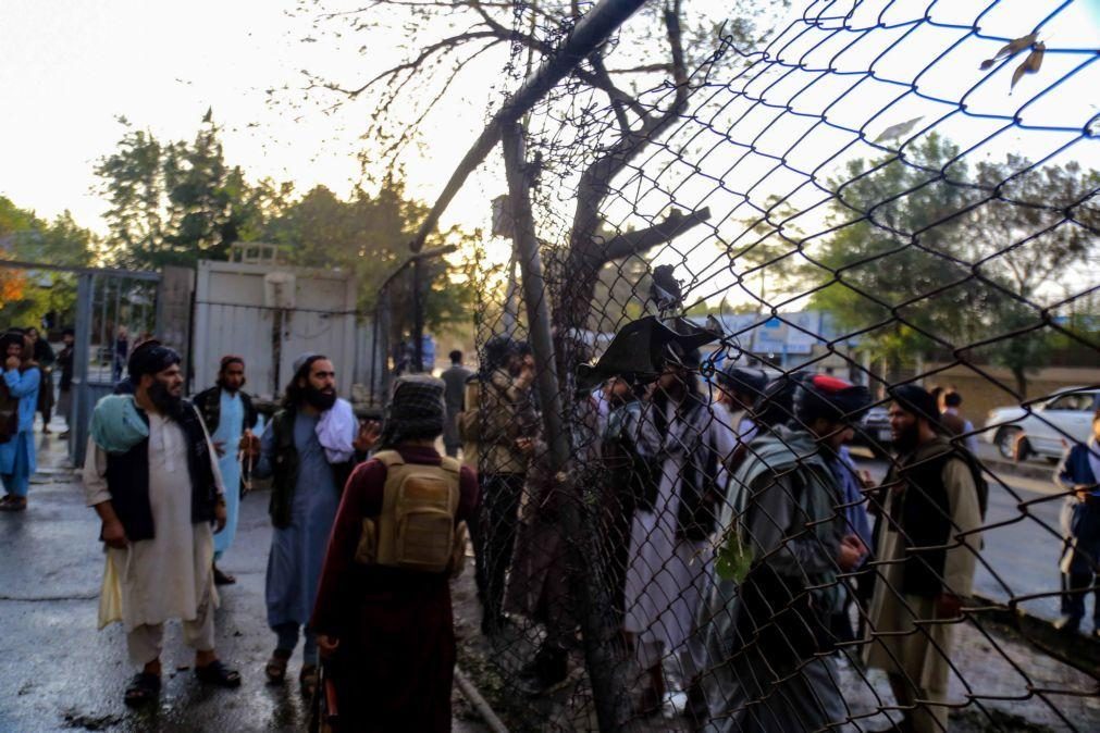 Carro-bomba mata sete pessoas perto de mesquita em Cabul, no Afeganistão