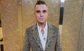 Robbie Williams posa nu e faz revelação sobre o órgão genital