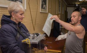 Autoridades dizem que russos obrigam população a votar várias vezes