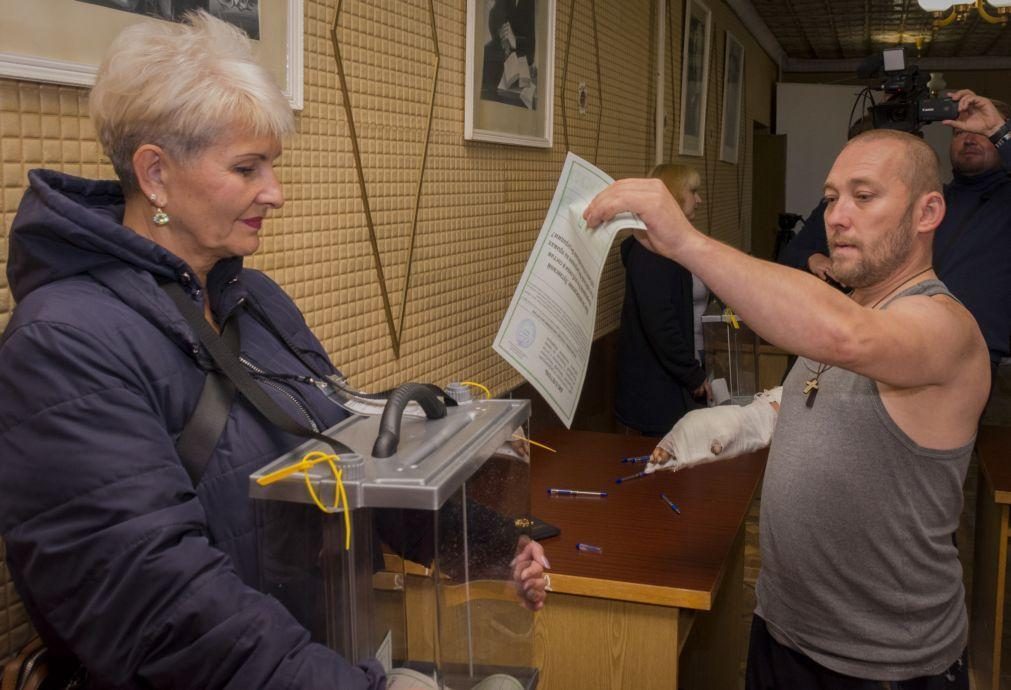 Autoridades dizem que russos obrigam população a votar várias vezes
