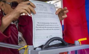 Autoridades pró-russas relatam participação elevada em referendos sobre anexação