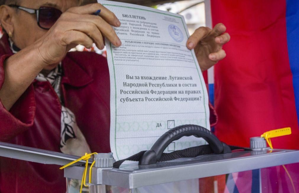 Autoridades pró-russas relatam participação elevada em referendos sobre anexação