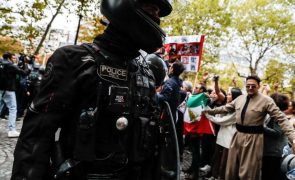 Polícia usa gás lacrimogéneo para impedir manifestantes de chegar a embaixada do Irão em Paris