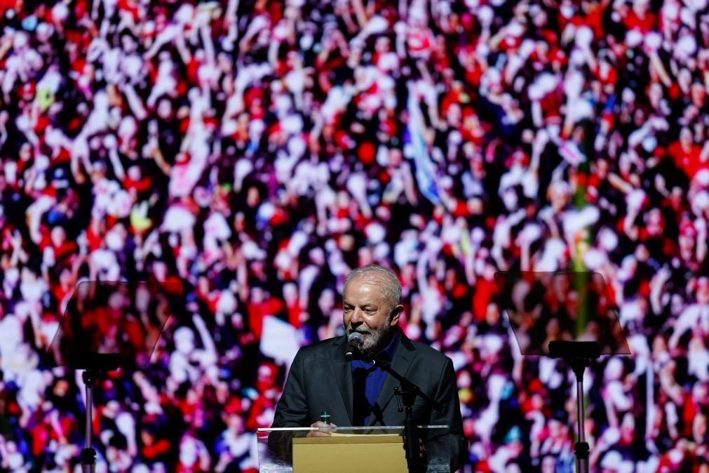 Brasil/Eleições: Lula diz estar perto vitória já na primeira volta e pede mais 