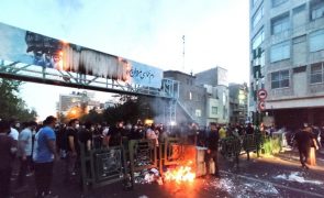 Iranianos protestam na rua pela 12.ª noite consecutiva apesar da repressão mortal