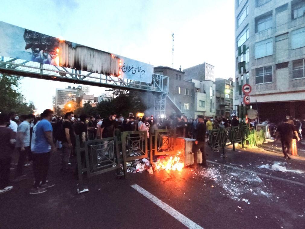 Iranianos protestam na rua pela 12.ª noite consecutiva apesar da repressão mortal