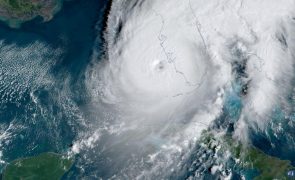 Furacão Ian provoca inundações e corta energia a um milhão de pessoas na Florida