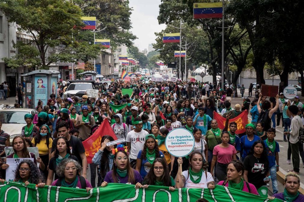Mulheres venezuelanas marcharam para pedir despenalização do aborto