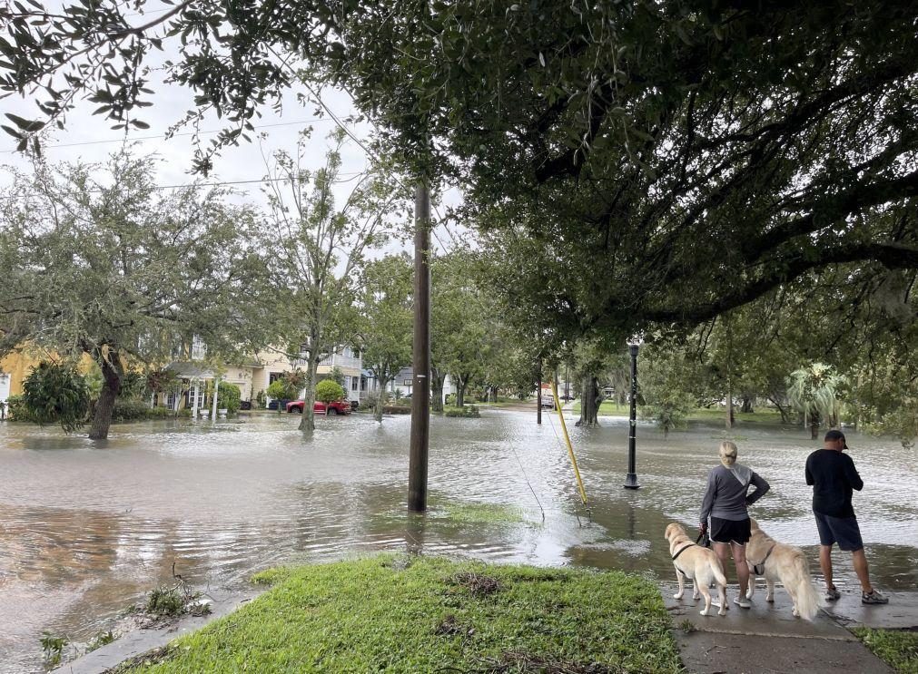 Equipas de resgate dos EUA continuam a salvar vítimas de furacão Ian na Florida