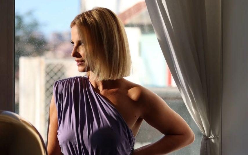 Cristina Ferreira posa com vestido curto e justo muito sexy: “Tens cá um corpinho”