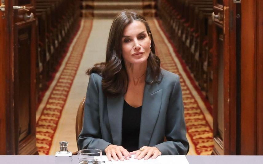 Rainha Letizia - O look executivo e os sapatos peculiares, cheios de transparências