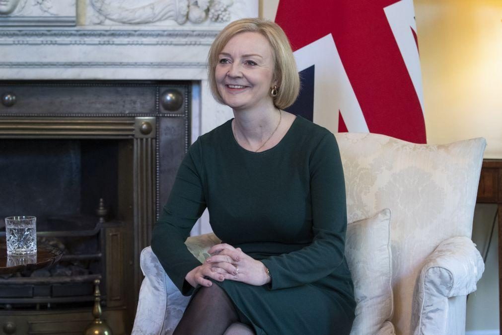 Primeira-ministra britânica admite que anúncio de plano fiscal causou 