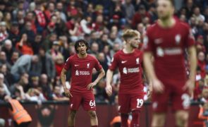 Liverpool volta a perder pontos em Inglaterra, Chelsea salva-se nos descontos