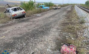 Pelo menos 24 civis foram encontrados mortos em carros no nordeste da Ucrânia