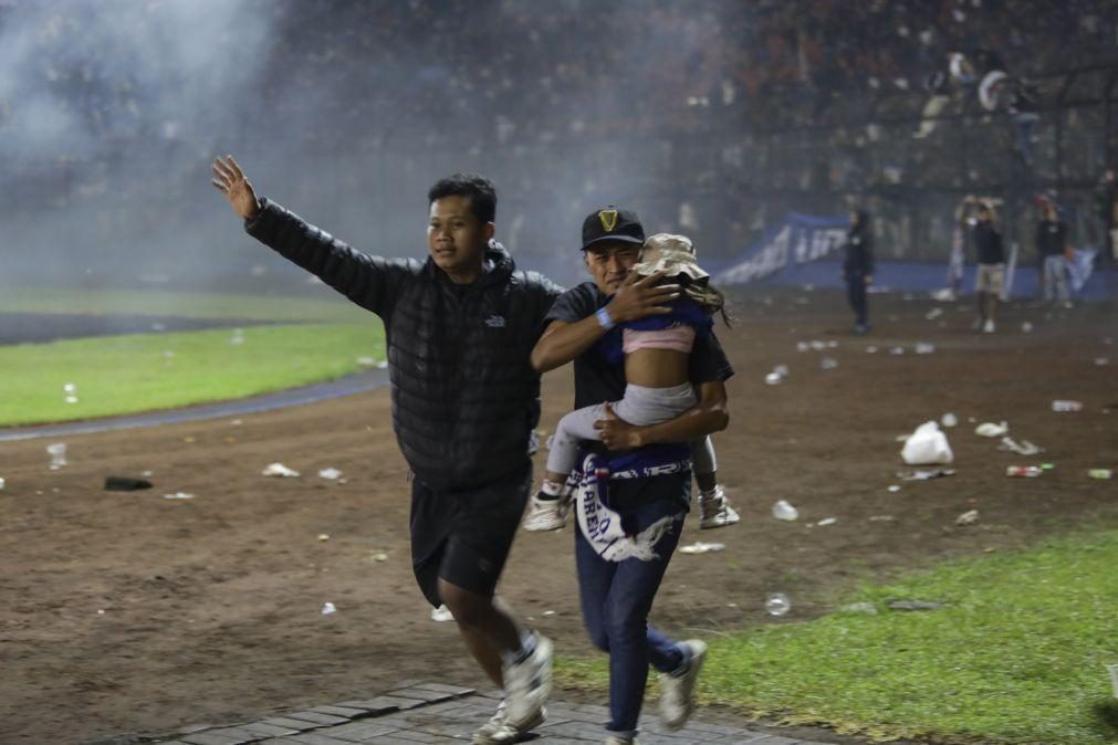 Debandada em estádio na Indonésia faz 174 mortos