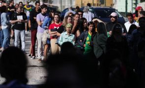 Brasileiros fazem fila para votar em Lisboa na abertura das urnas
