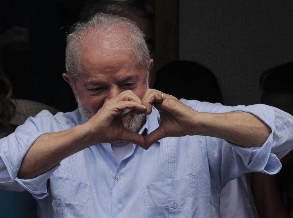 Lula da Silva vota em eleição que pode definir seu regresso ao Governo
