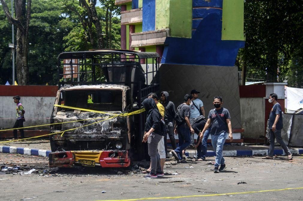 Balanço de confrontos na Indonésia desce para 125 mortos devido a erro