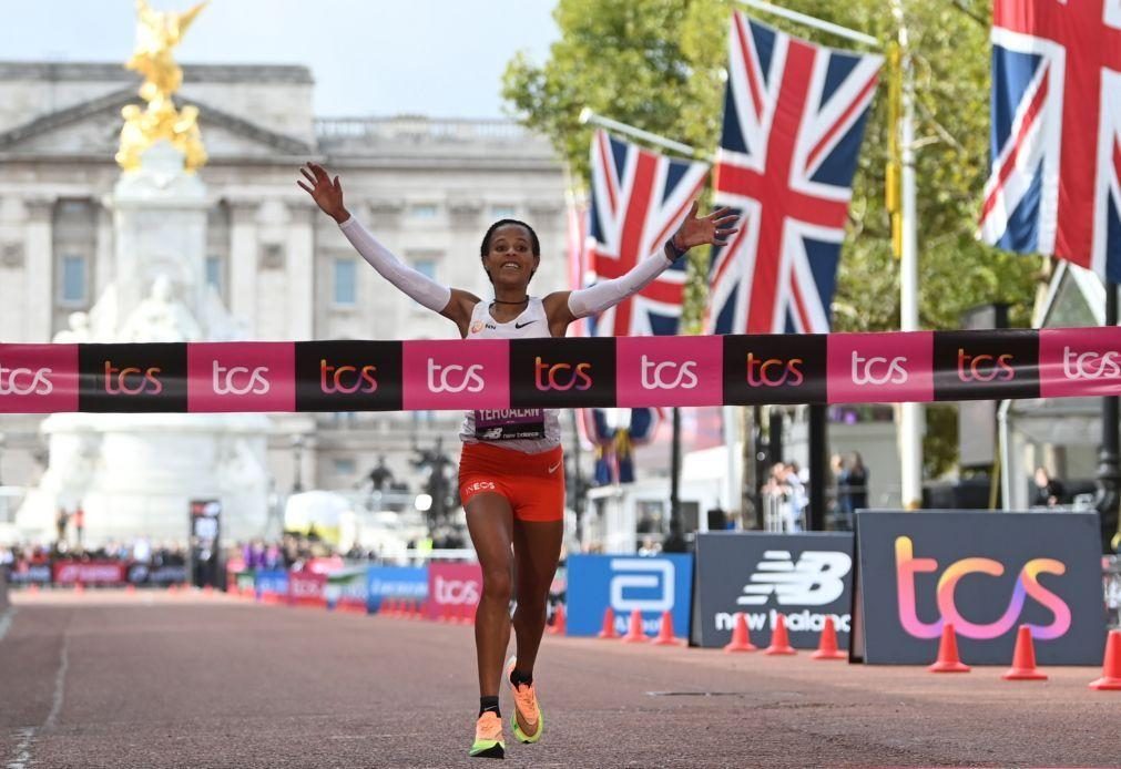 Etíope Yalemzerf Yehualaw e queniano Amos Kipruto vencem Maratona de Londres