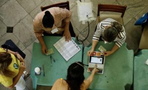 Mesas eleitorais fecham no Brasil