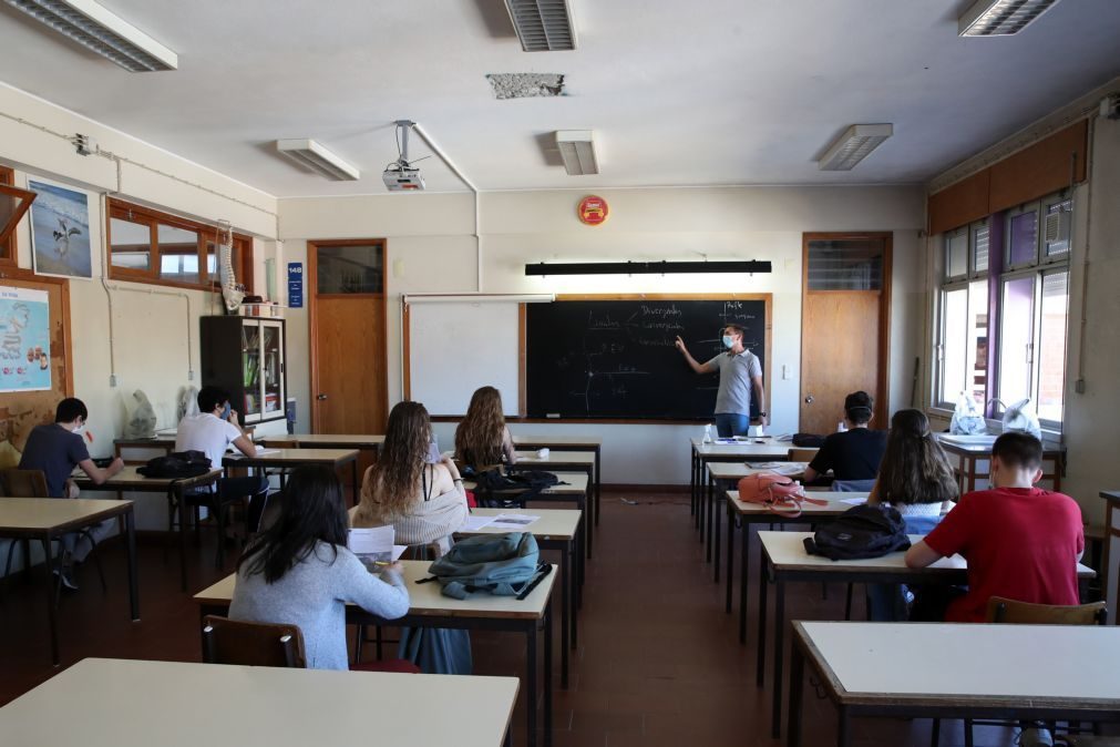 Salários dos professores portugueses aumentaram metade do valor médio da OCDE