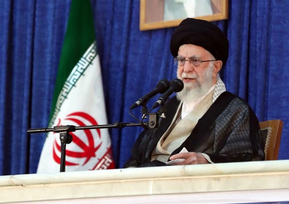 Líder supremo do Irão quebra silêncio sobre protestos e culpa EUA e Israel