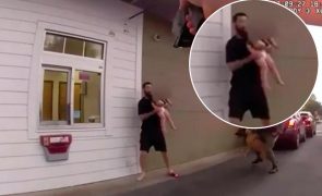Homem que usava filho bebé como escudo alvejado pela polícia [vídeo]