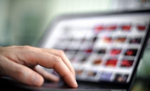 UE dá 'luz verde' final a novas regras que protegem direitos dos utilizadores 'online'
