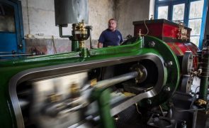 Francisco é o último maquinista de pérola com mais de 100 anos que funciona na perfeição