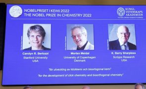 Prémio Nobel da Química para 3 cientistas responsáveis pela química 'bioorthogonal'