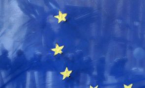 UE aprova formalmente 8.º pacote de sanções à Rússia