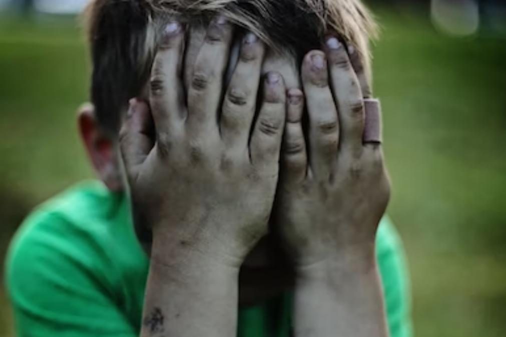 Homem abusa sexualmente de dois irmãos menores em parque infantil no Porto