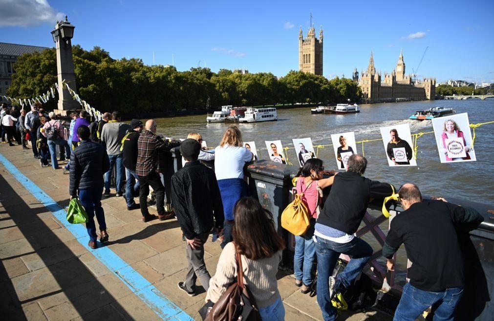 Corrente humana cerca parlamento britânico pela libertação de Julian Assange