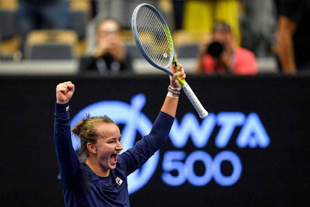Tenista Barbora Krejcikova triunfa em Ostrava e trava série de vitórias de Swiatek