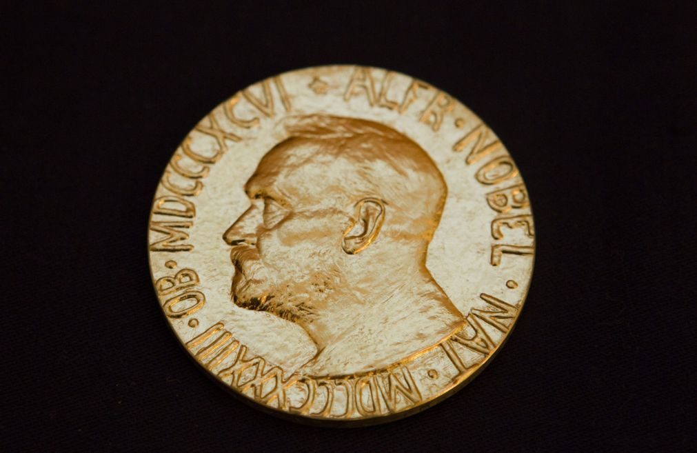 Prémio Nobel da Química para dois americanos e um suíço que estudam biomoléculas