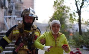 Pelo menos oito mortos e 24 feridos em bombardeamentos em Kiev