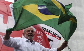Brasil/Eleições: Lula da Silva troca vermelho por branco na campanha em nome do 