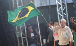 Lula da Silva promete acabar com a miséria e fome nas favelas