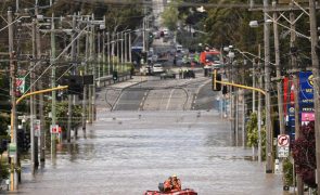 Autoridades pedem a milhares de australianos para saírem de casa devido a inundações