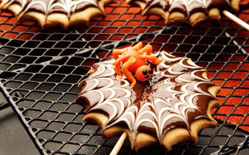 Bolachas teia de aranha, a receita “assustadora” e divertida para fazer neste Halloween