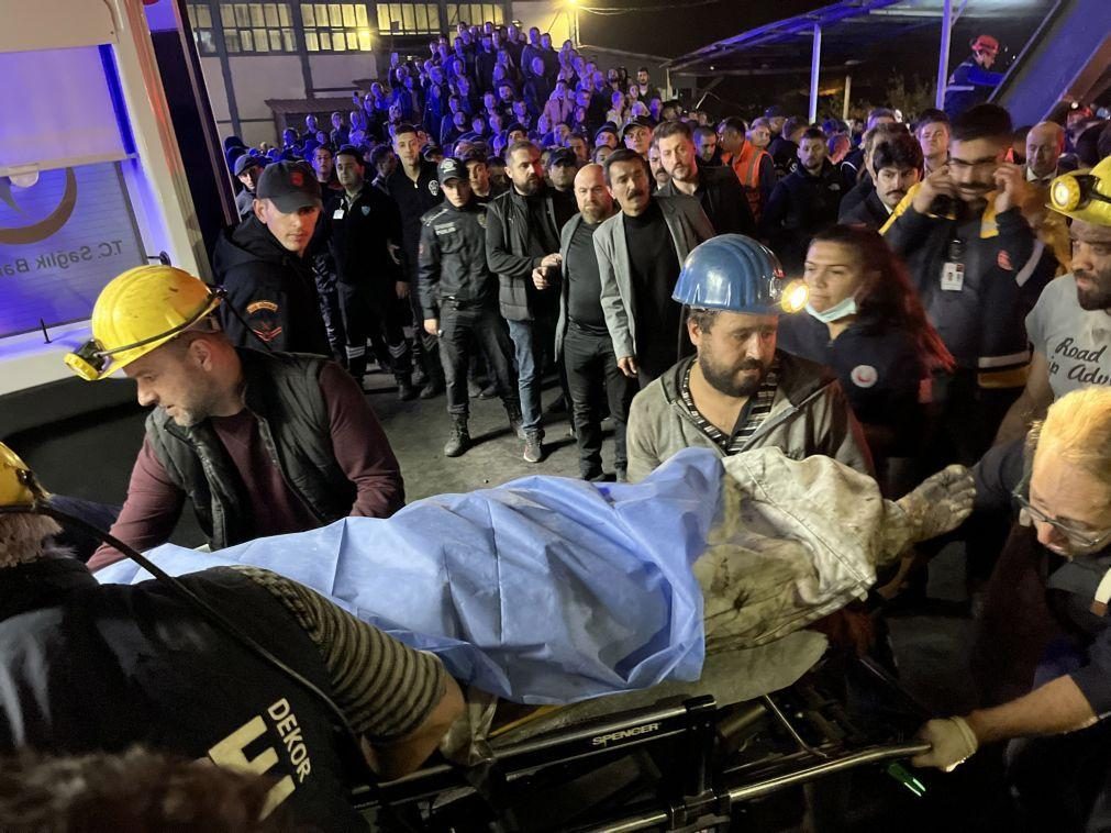Pelo menos 28 mortos em explosão em mina de carvão na Turquia