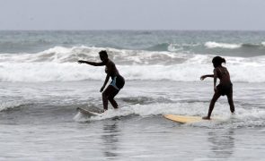 Raparigas são-tomenses trocam tarefas domésticas por pranchas de surf