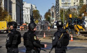 Autoridades procuram vítimas nos escombros de edifíco atingido em Kiev