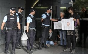 Clima: Três ativistas que protestavam junto à Galp detidos pela PSP